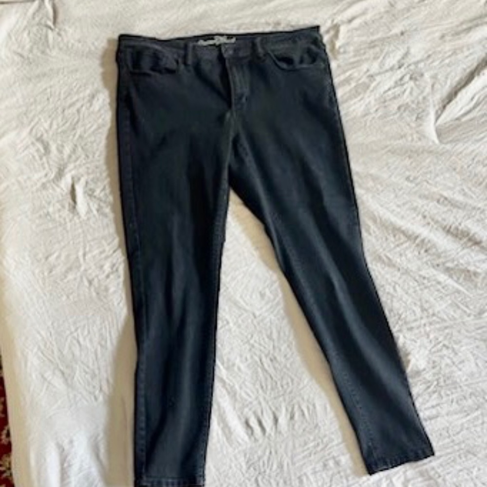 Universal Thread Co. / Mid Rise Skinny Jeans  / Classic Black / Size 12/31S